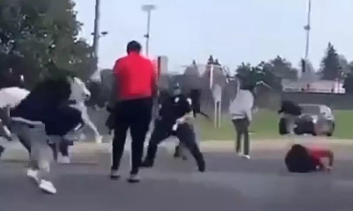 ABD\'de, liseliler arasındaki kavgayı ayırmak isteyen güvenlik görevlisi kafasından vuruldu