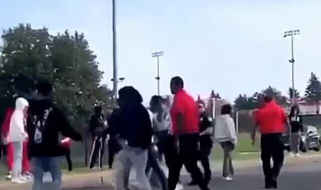 Lise öğrenciler arasında oynanan futbol maçında çıkan kavgayı ayırmak isteyen güvenlik görevlisi kafasından vuruldu Lise öğrenciler arasında oynanan futbol maçında çıkan kavgayı ayırmak isteyen güvenlik görevlisi kafasından vuruldu