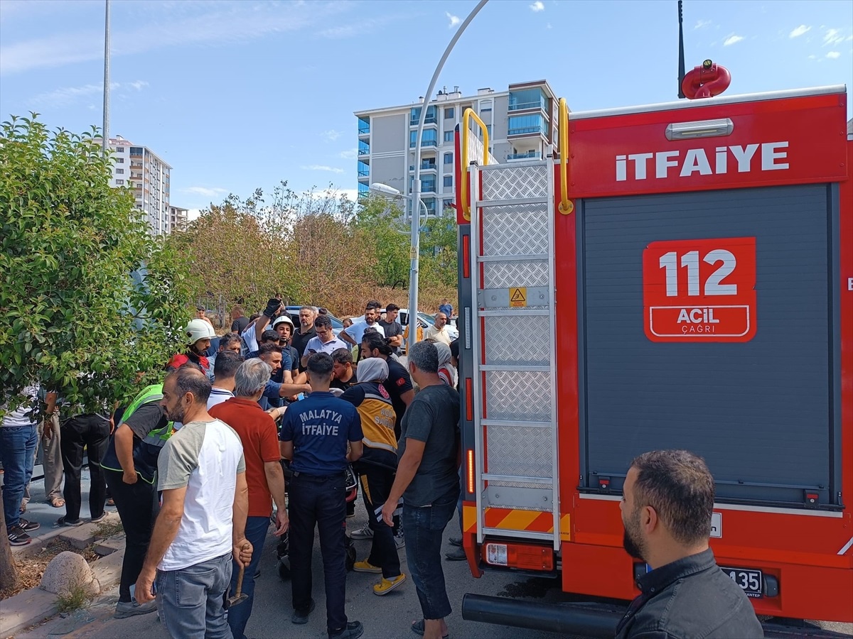 Malatya\'da konteynere çarpan otomobilin sürücüsü yaralandı