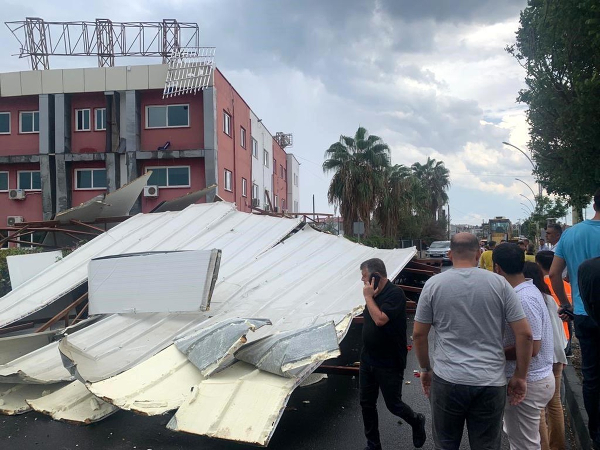 Tarsus\'ta Sağanak ve Fırtına Sonucu Okulun Çatısı Yola Uçtu