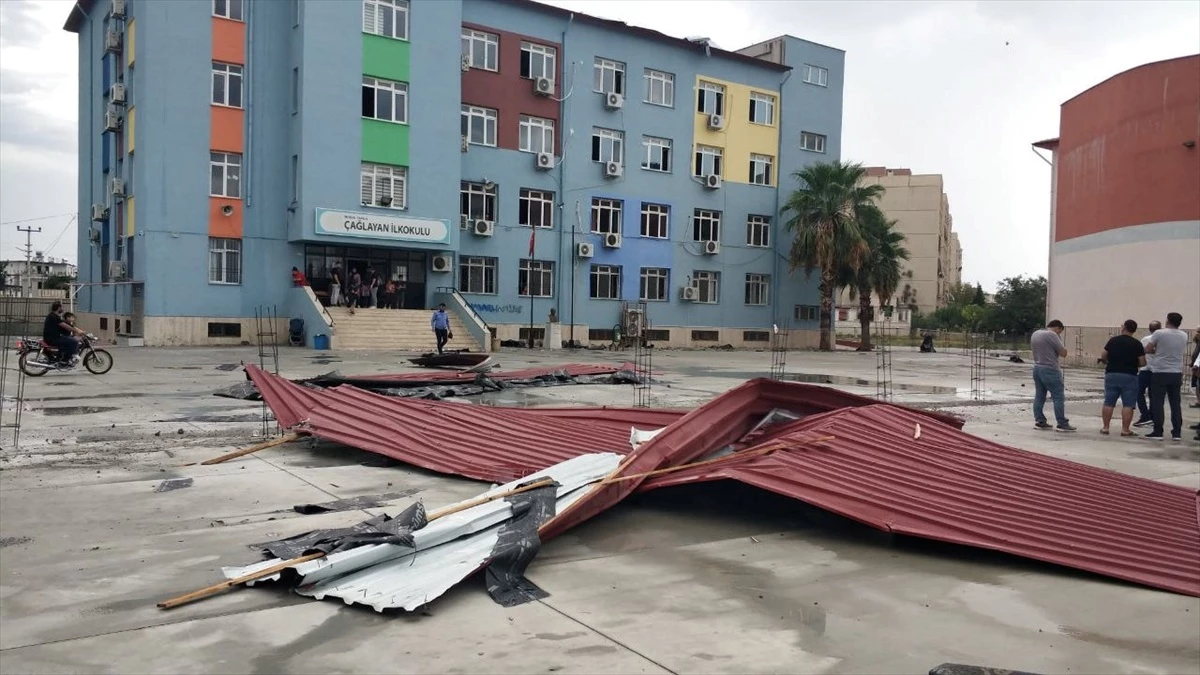 Tarsus\'ta Şiddetli Fırtına ve Sağanak Hayatı Olumsuz Etkiledi
