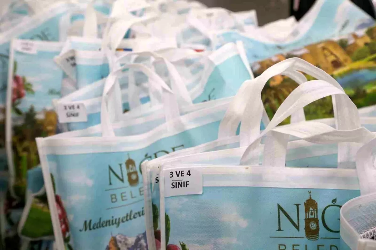 Niğde Belediyesi İhtiyaç Sahibi Öğrencilere Kırtasiye Seti ve Okul Forması Hediye Etti