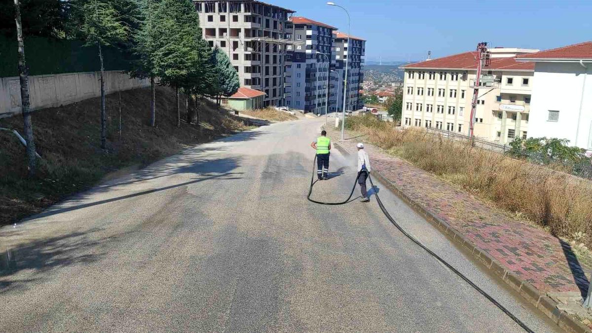 Bilecik Belediyesi Okul Bahçelerinde Temizlik ve Yıkama Çalışması Yaptı
