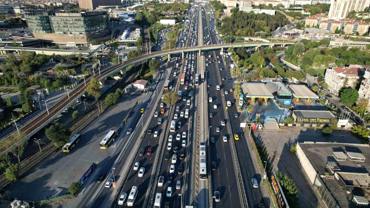 İstanbul\'da Okulların Açılmasıyla Trafik Yoğunluğu Arttı