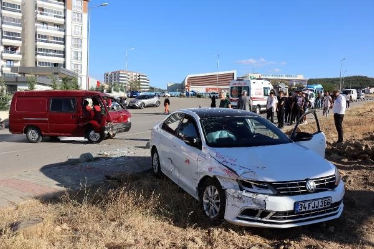 Keşan\'da Kontrolden Çıkan Otomobil Minibüse ve Yayalara Çarptı: 3 Yaralı