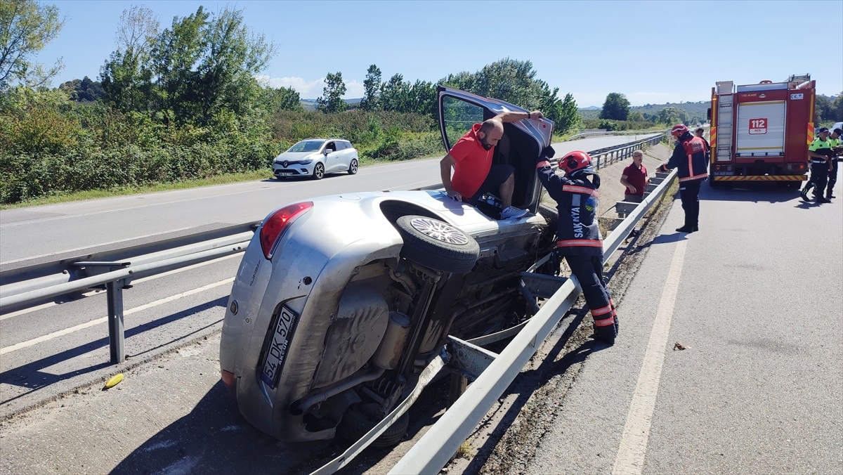 Sakarya\'da otomobil refüjde devrildi, 1 kişi yaralandı