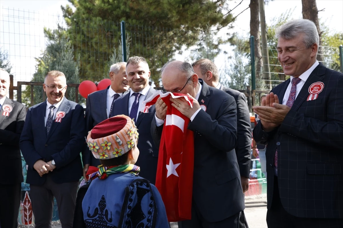 Sakarya Valisi Yaşar Karadeniz, ilk ders zilini çaldı