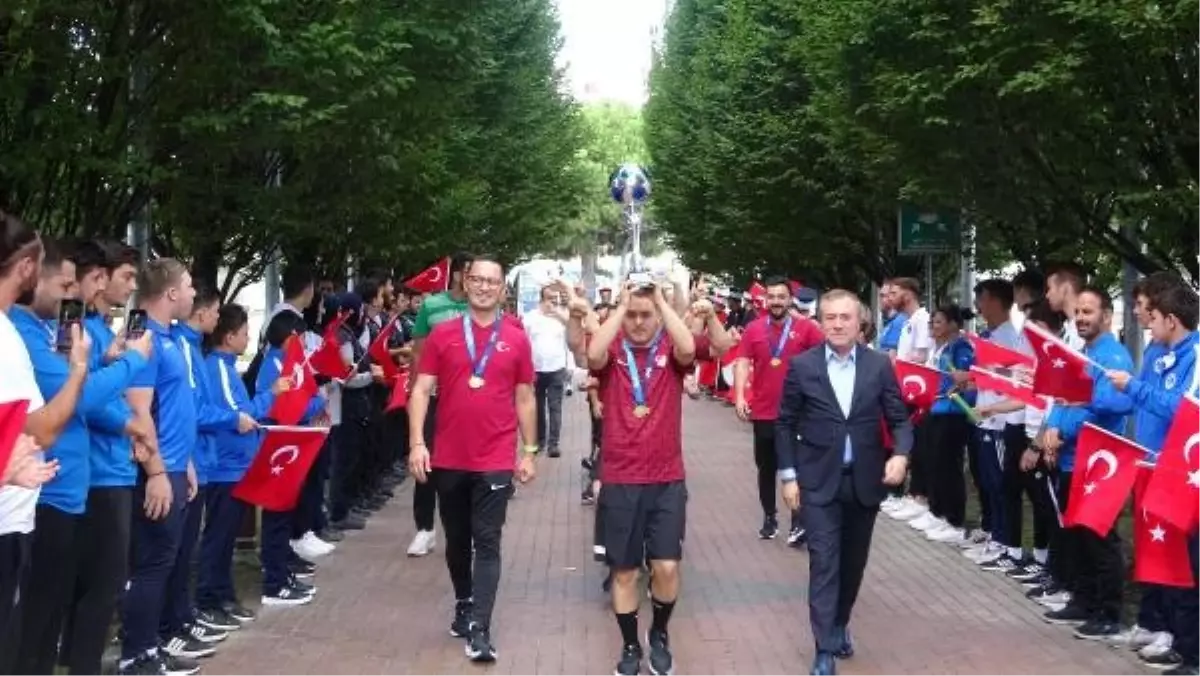 Şampiyon Down Sendromlu Özel Futsal Milli Takımı Kocaeli\'de törenle karşılandı