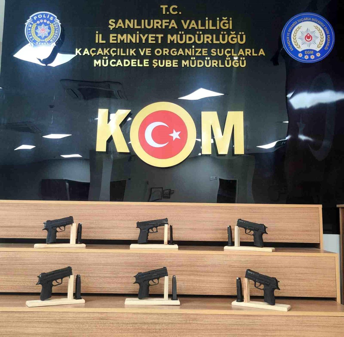 Şanlıurfa\'da Otobüste Gizlenen 6 Tabanca Ele Geçirildi