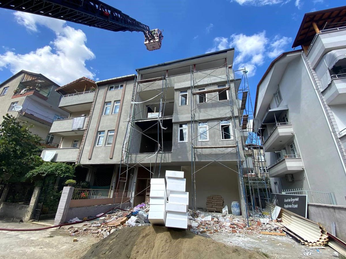 İzmit\'te Tadilat Halindeki Binada Yangın Çıktı