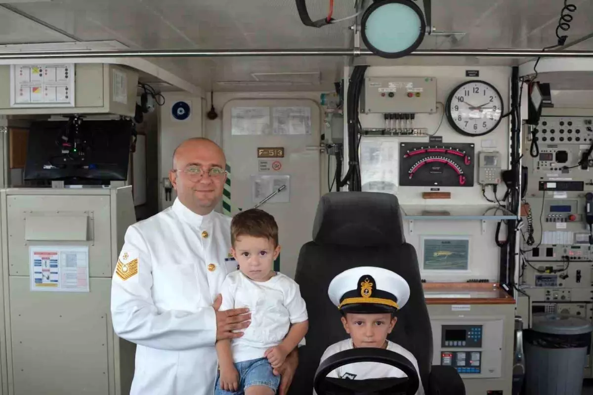 İzmir'in işgalden kurtuluşunun 101'inci yılı etkinlikleri kapsamında TCG Burgazada ve TCG Osmangazi gemileri ziyarete açıldı