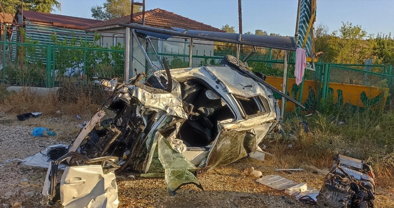 Malkara\'da Otomobilin Durağa Çarpması Sonucu 1 Kişi Öldü
