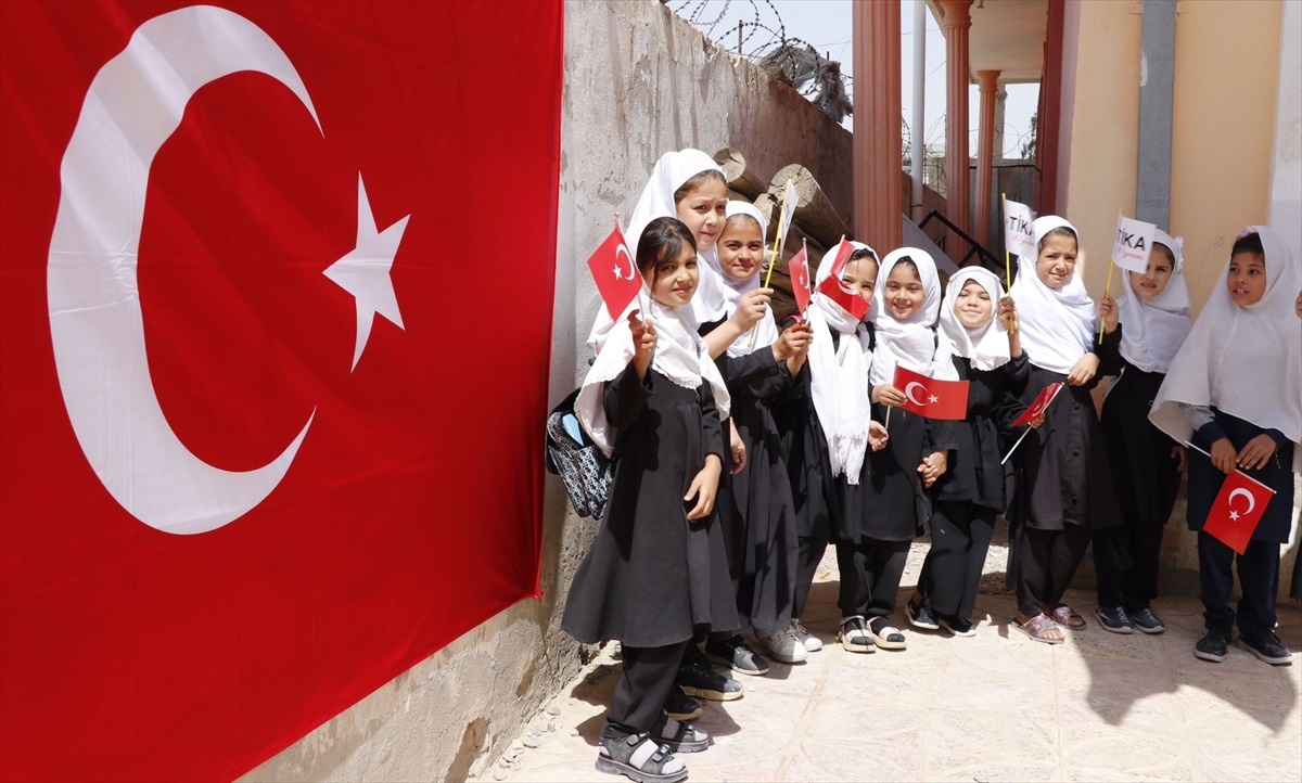TİKA, Afganistan\'daki bir okula eğitim malzemesi yardımı yaptı