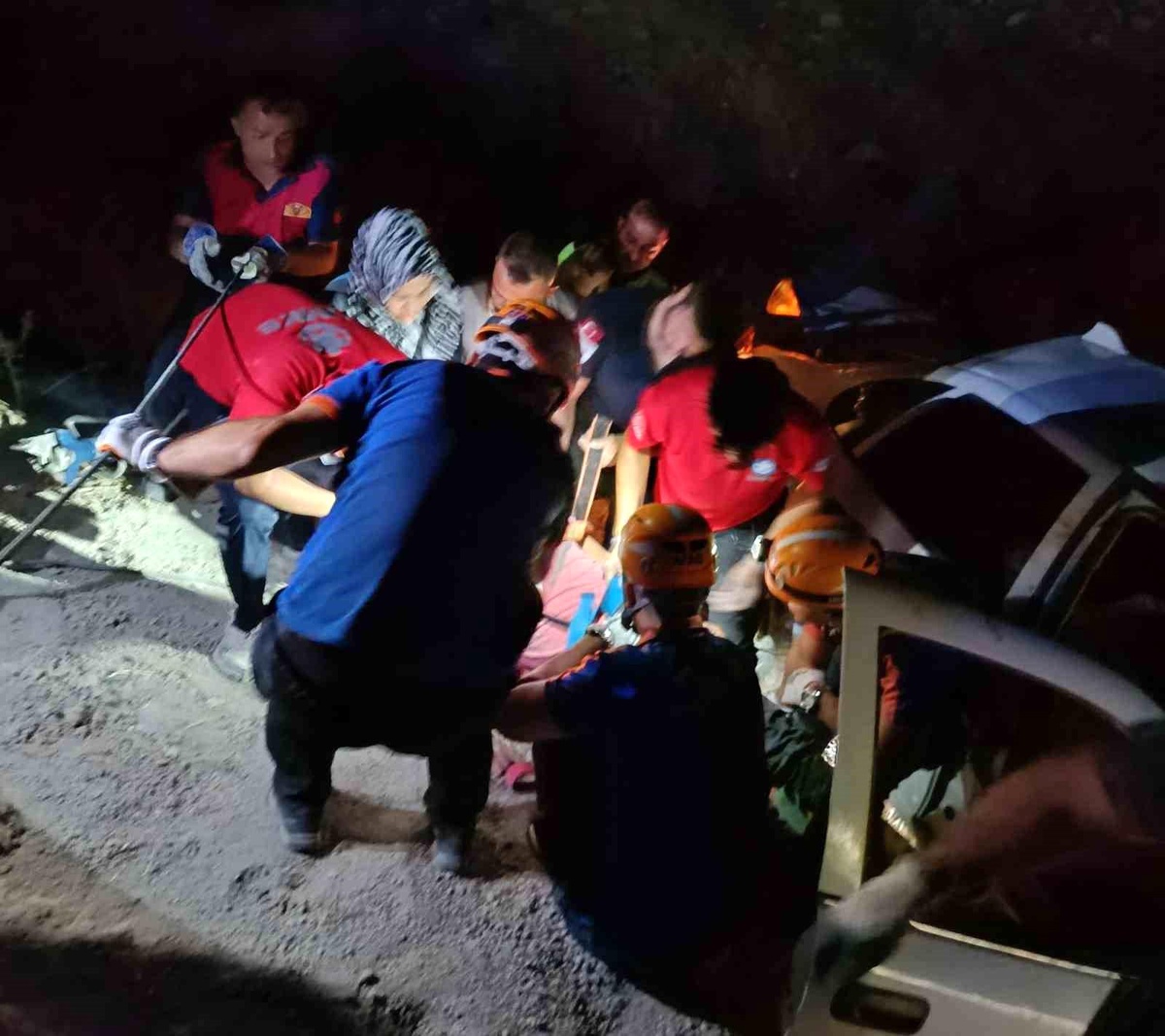 Adıyaman\'da Otomobil Uçuruma Yuvarlandı: Sürücü Ağır Yaralandı