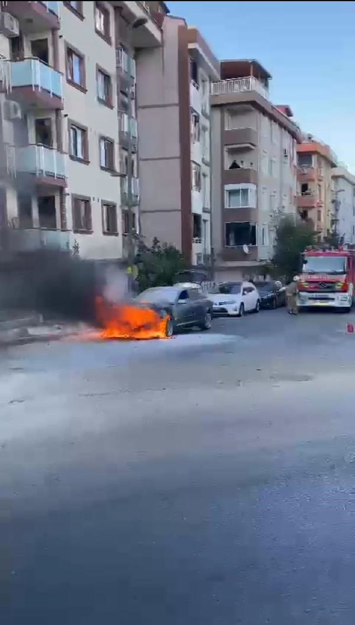 Üsküdar\'da Park Halindeki Otomobil Alev Alev Yandı