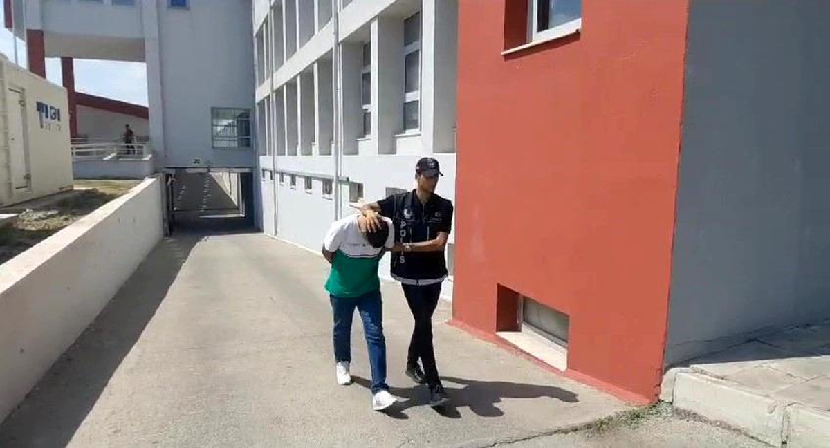 Adana\'da Uyuşturucu Satıcısından 2 Kilo 448 Gram Esrar Ele Geçirildi