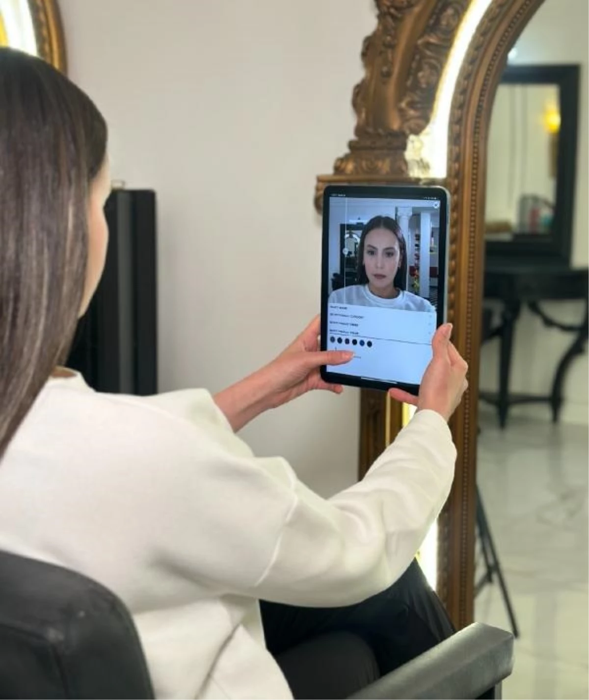 Vodafone Business, \'Dijital Ayna\' ile müşterilere anlık makyaj deneyimi sunuyor