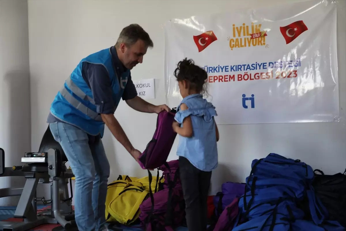 Yetim Vakfı, Türkiye ve 21 ülkede binlerce çocuğa kırtasiye desteği sağladı