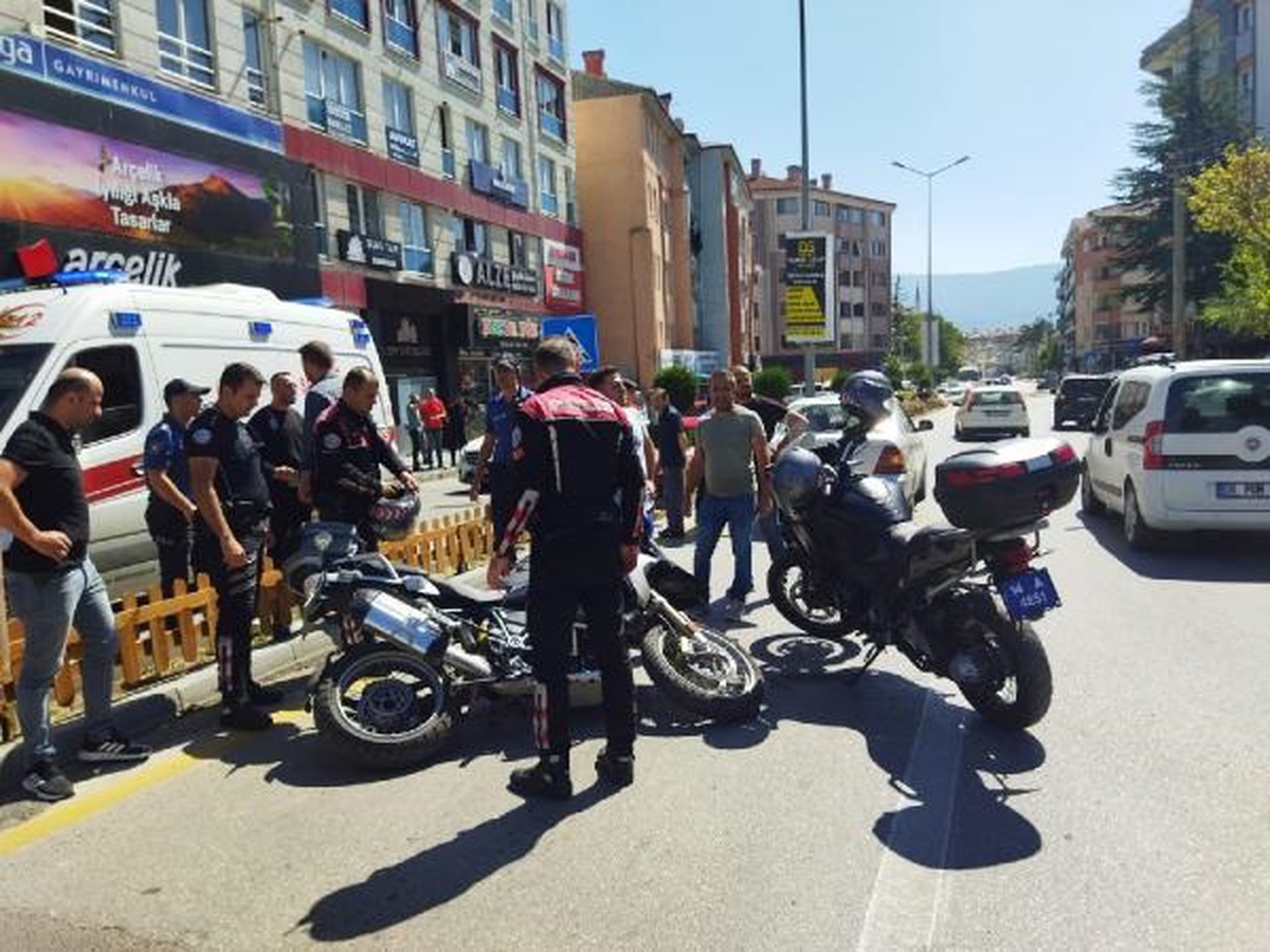 Yunus polisleri yaya geçidindeki otomobile çarptı
