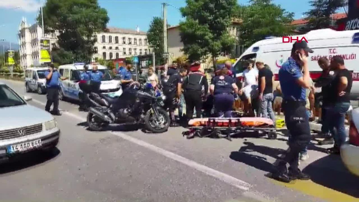 Bolu\'da yunus polislerinin motosikleti otomobile çarptı