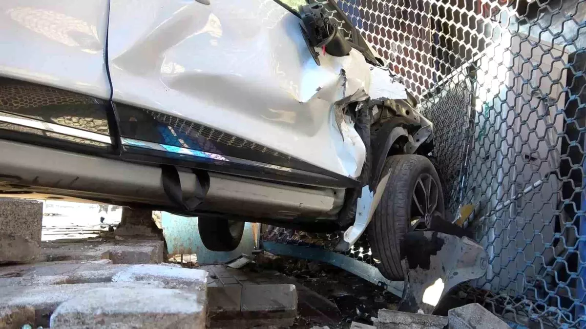 Bursa\'da İzmir Yolu\'nda Meydana Gelen Trafik Kazasında Bir Kişi Yaralandı