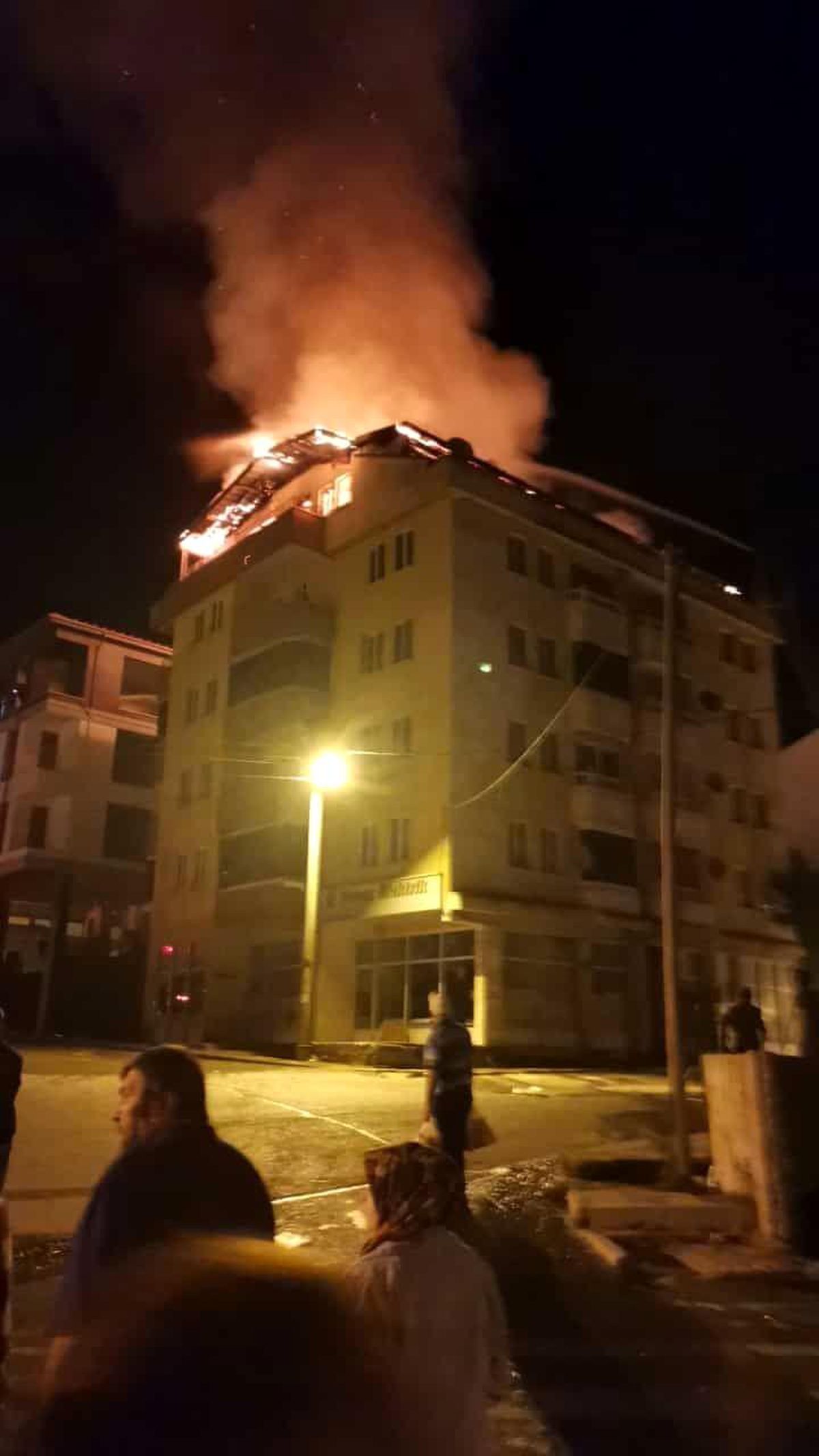Düzce\'de 5 Katlı Binanın Çatısı Yangında Alev Aldı