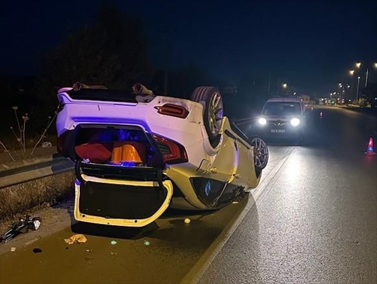 Afyonkarahisar\'da otomobilin bariyere çarpması sonucu 5 kişi yaralandı