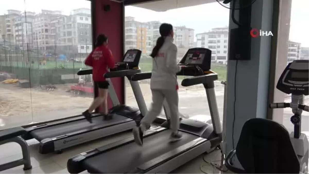 Ailesi balerin olmasını isterken kick boksa merak salan 17 yaşındaki Yağmur dünyada Türkiye\'yi temsil ediyor