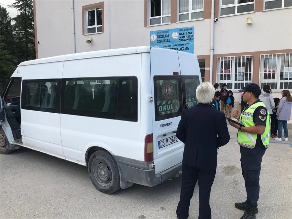 Gümüşhacıköy İlçe Jandarma trafik ekipleri öğrenci servislerini denetledi