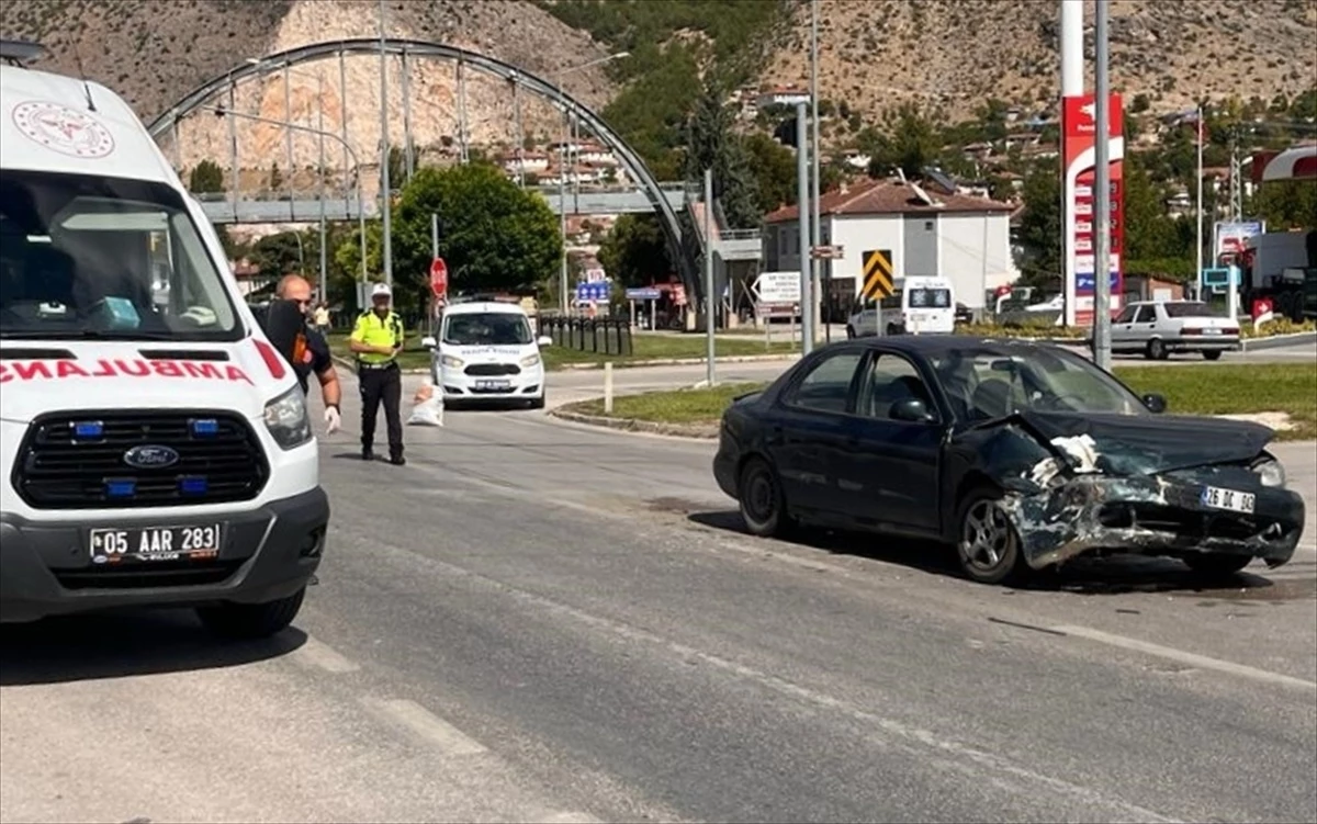 Amasya\'da Otomobil Çarpışması: 5 Kişi Yaralandı