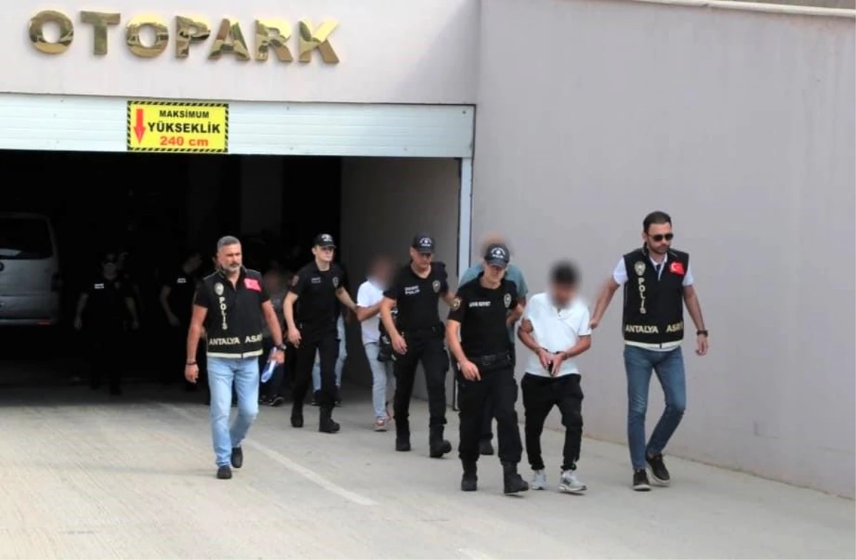 Antalya\'da yapılan operasyonda 45 aranan şahıs yakalandı