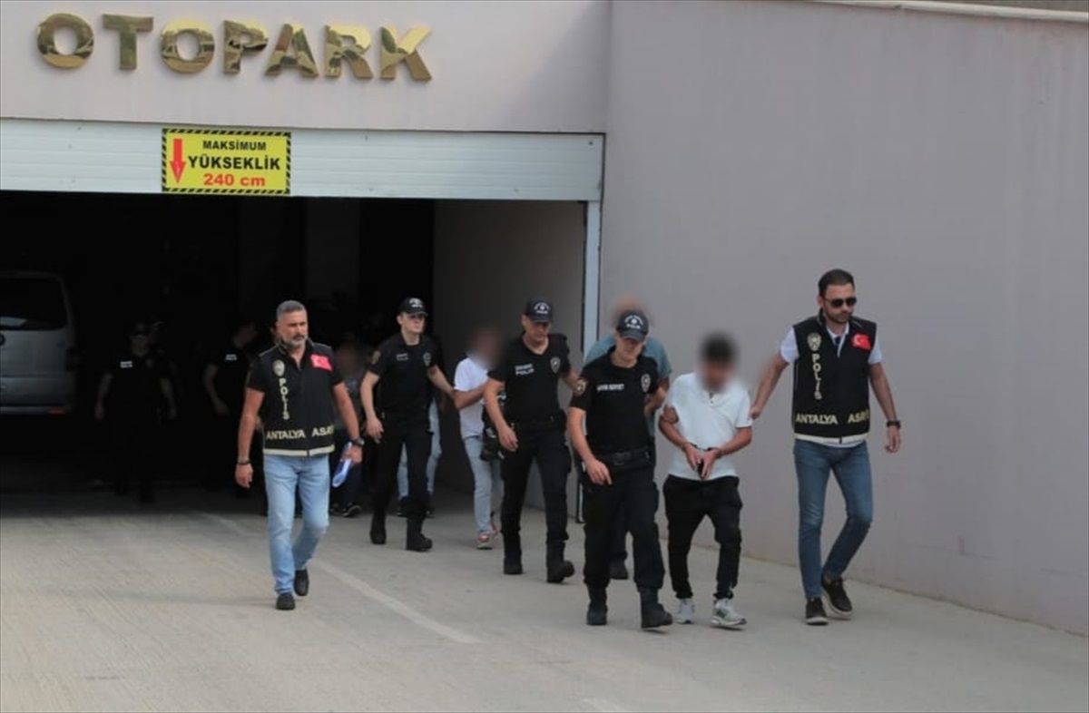 Antalya\'da Aranan Kişilere Yönelik Operasyonda 45 Kişi Yakalandı