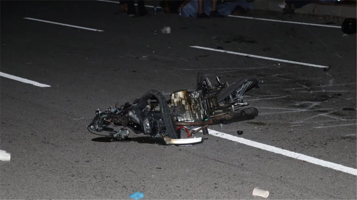 Antalya\'da trafiğe kapalı yolda motosiklet kazası! 3 genç yaşamını yitirdi