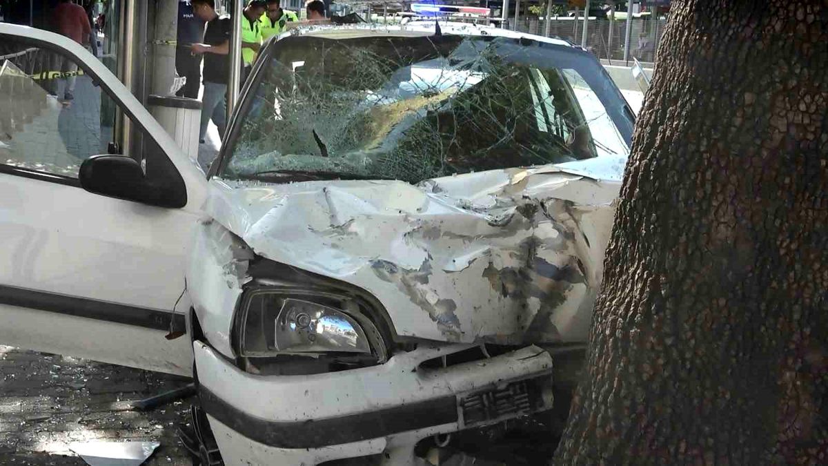 Bursa\'da Otobüs Durağına Dalan Araçta 3 Kişi Yaralandı, 1 Kişi Hayatını Kaybetti