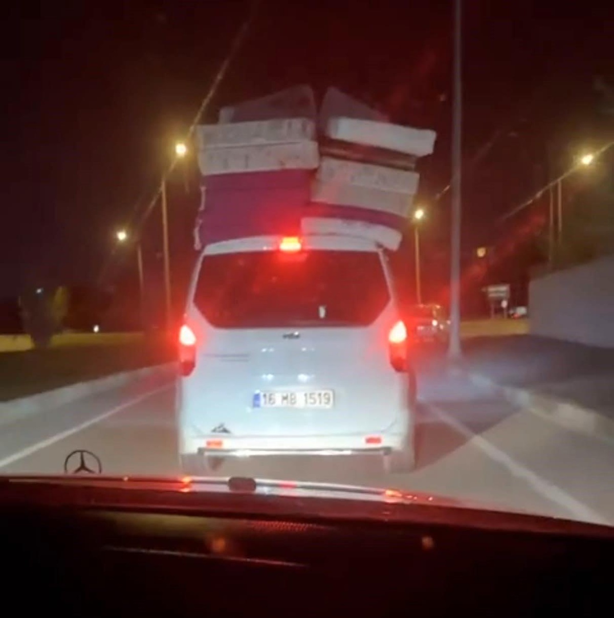 İnegöl\'de tehlikeli yolculuk: Aracın üzerinde yatak taşıyan sürücü