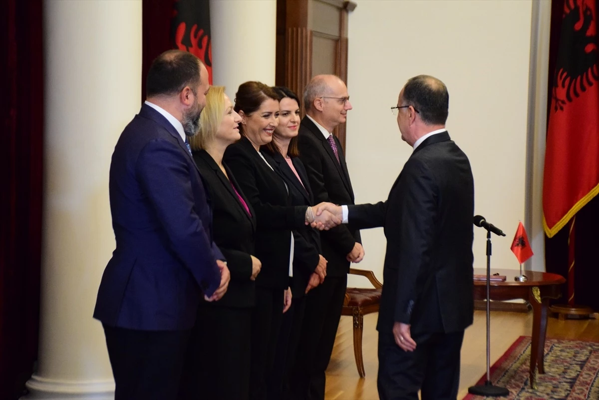 Arnavutluk Başbakanı Edi Rama\'nın önerdiği 5 yeni bakan göreve başladı