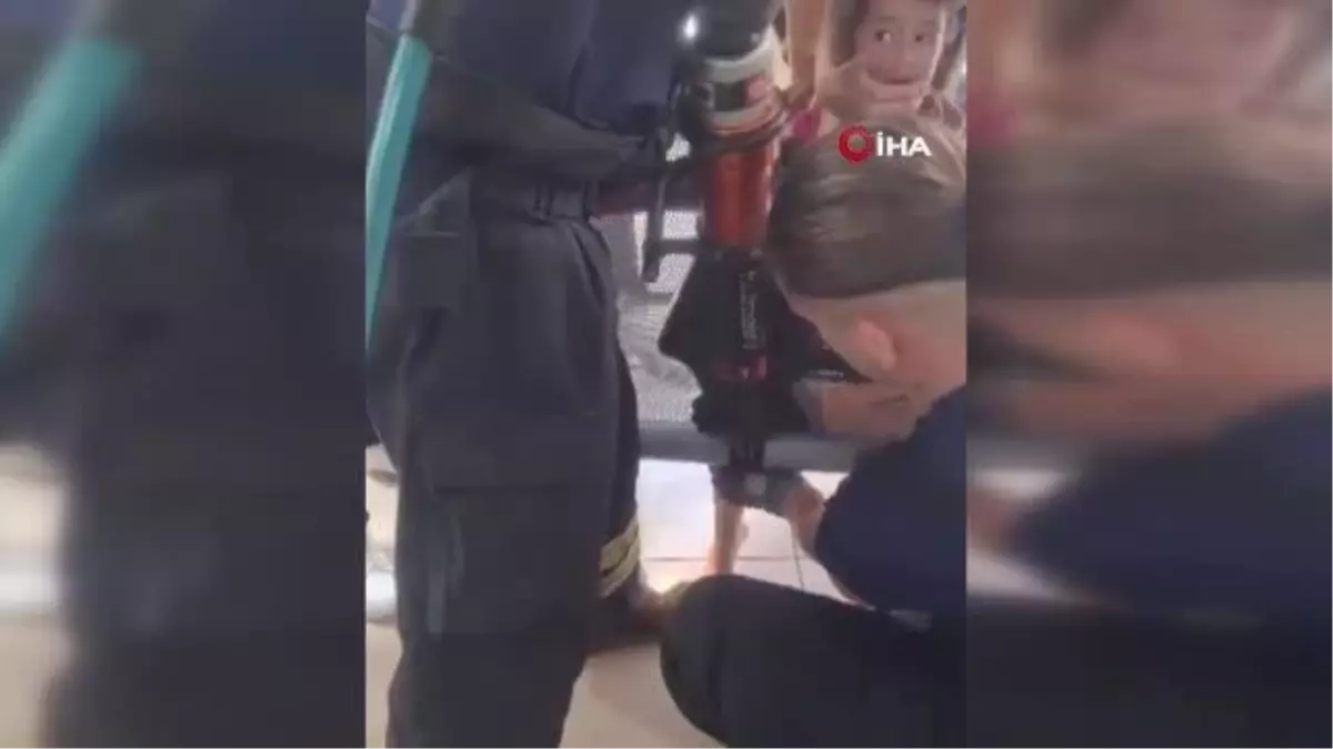 Ayağı banka sıkışan çocuğu itfaiye kurtardı