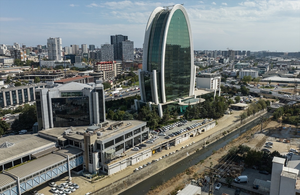 İstanbul\'da Ayamama Deresi\'nde Kötü Koku ve Kirlilik