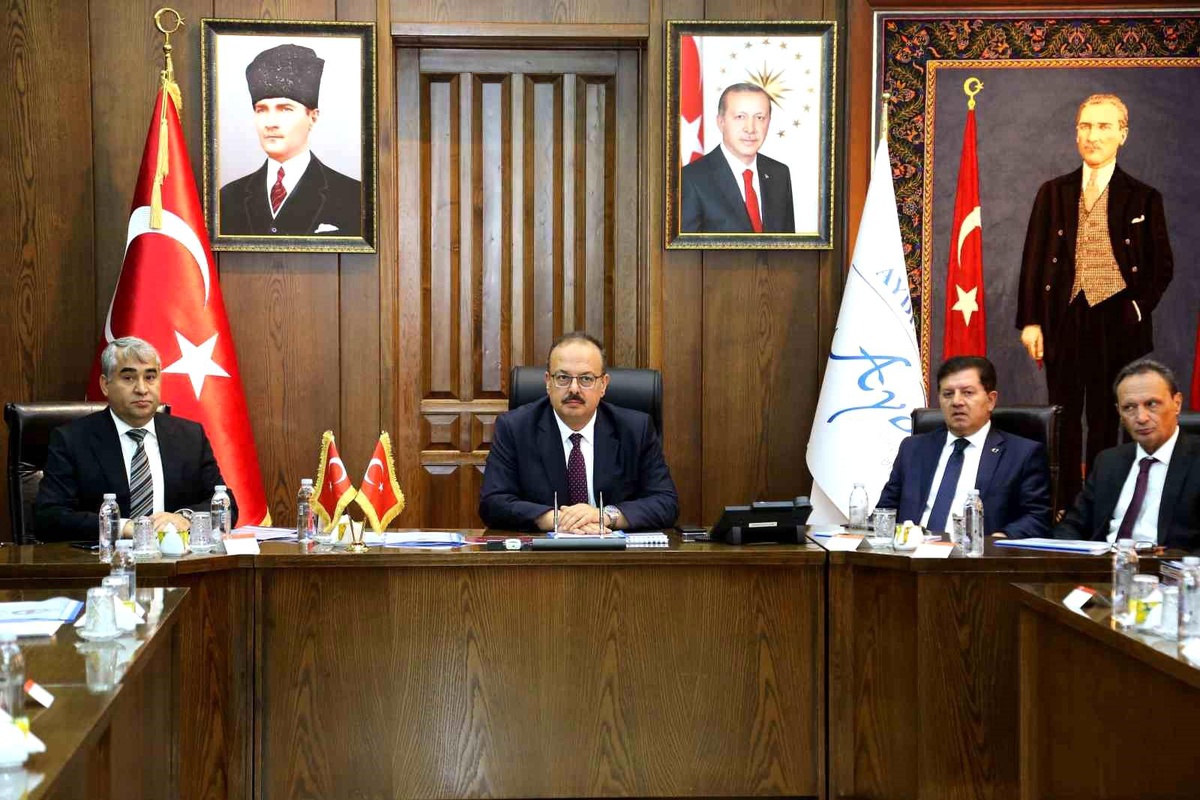 Aydın Valisi Yakup Canbolat, 2023-2024 Eğitim Öğretim Yılı Güvenlik Koordinasyon ve Öğrencilerin Barınma Sorunları Toplantılarına katıldı