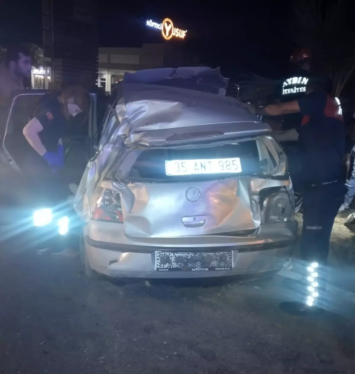 Aydınlatma direğine çarpan otomobilin sürücüsü öldü, 3 kişi yaralandı