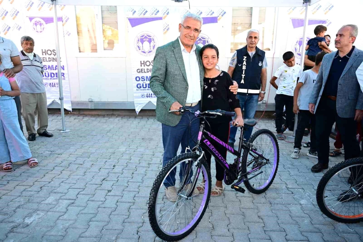 Battalgazi\'de depremzede çocuklara bisiklet hediye edildi