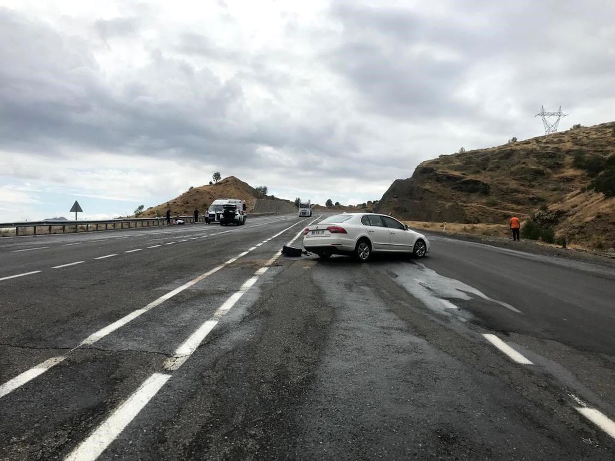 Bingöl-Diyarbakır karayolunda çarpışan otomobillerde 5 kişi yaralandı