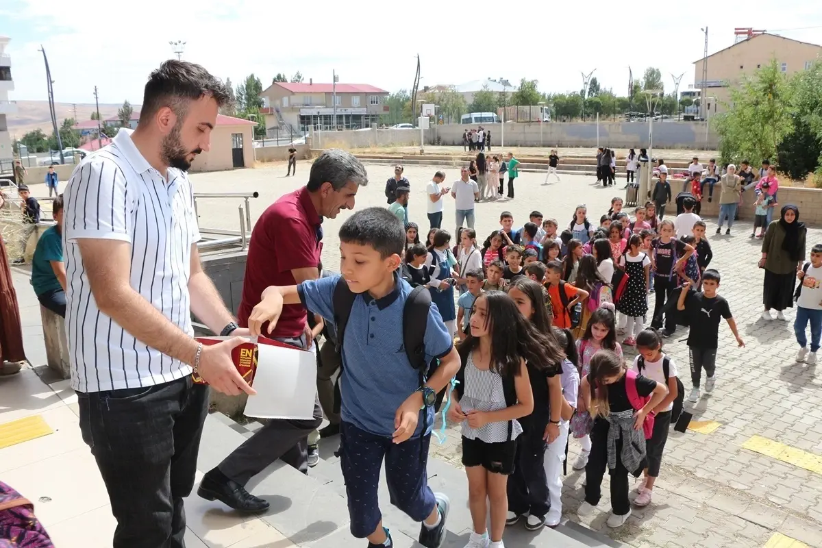 Karlıova\'da İlkokuldan Ortaokula Geçen Öğrencilere Çikolata ve Kolonya İkramı