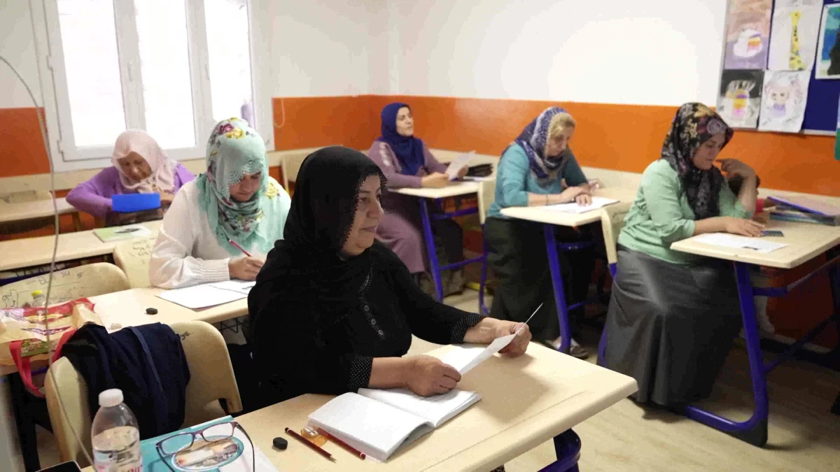 Buca Belediyesi ve Buca İlçe Milli Eğitim Müdürlüğü Ortaklaşa Açılan Okuma Yazma Kursları Kadınların Hayatını Değiştiriyor
