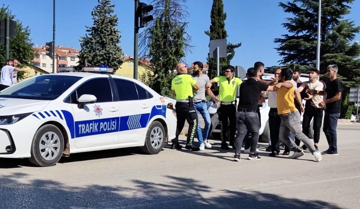 İnegöl\'de kadına çarpan araçta kavga çıktı