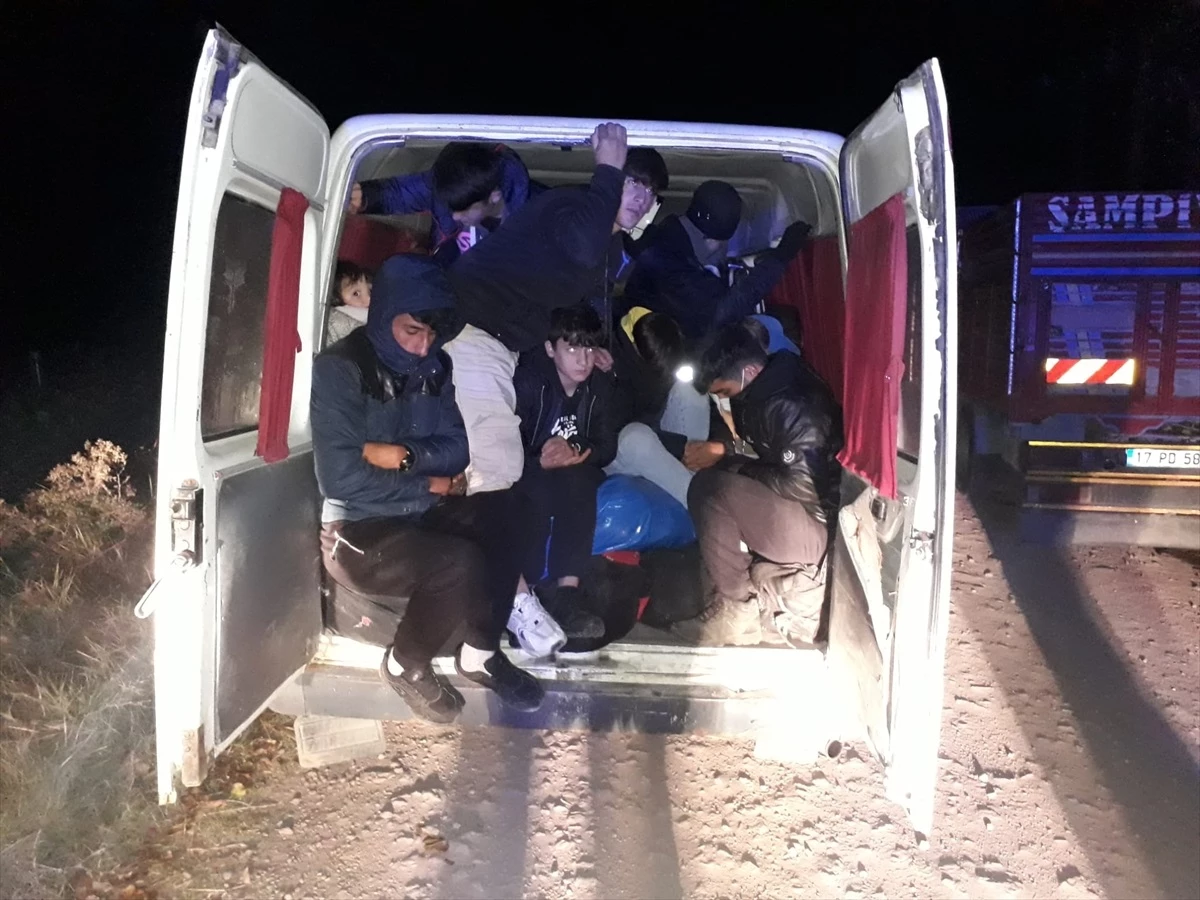Çanakkale\'de Afganistan uyruklu 18 düzensiz göçmen yakalandı