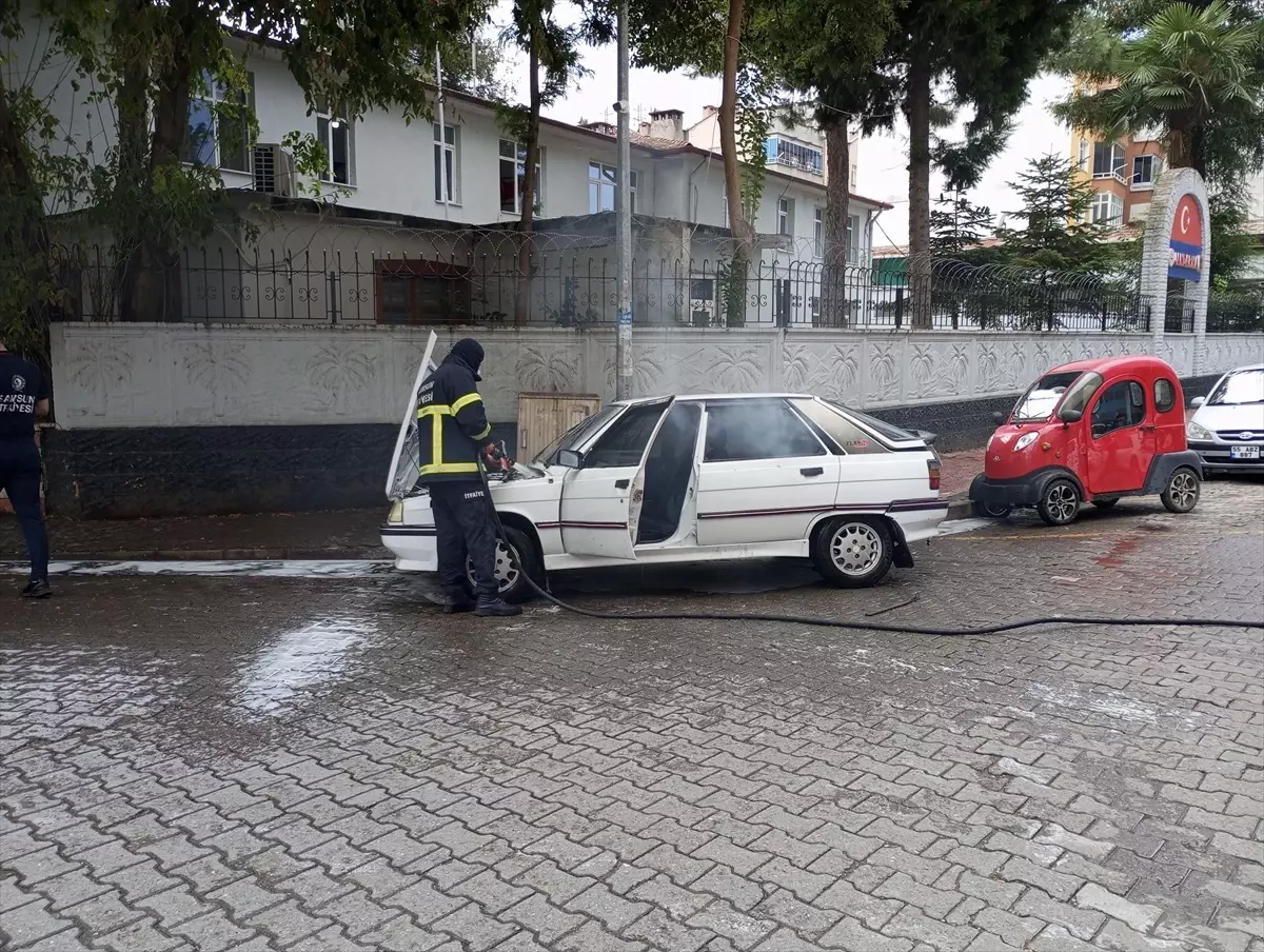 Samsun\'da park halindeki otomobilde yangın çıktı