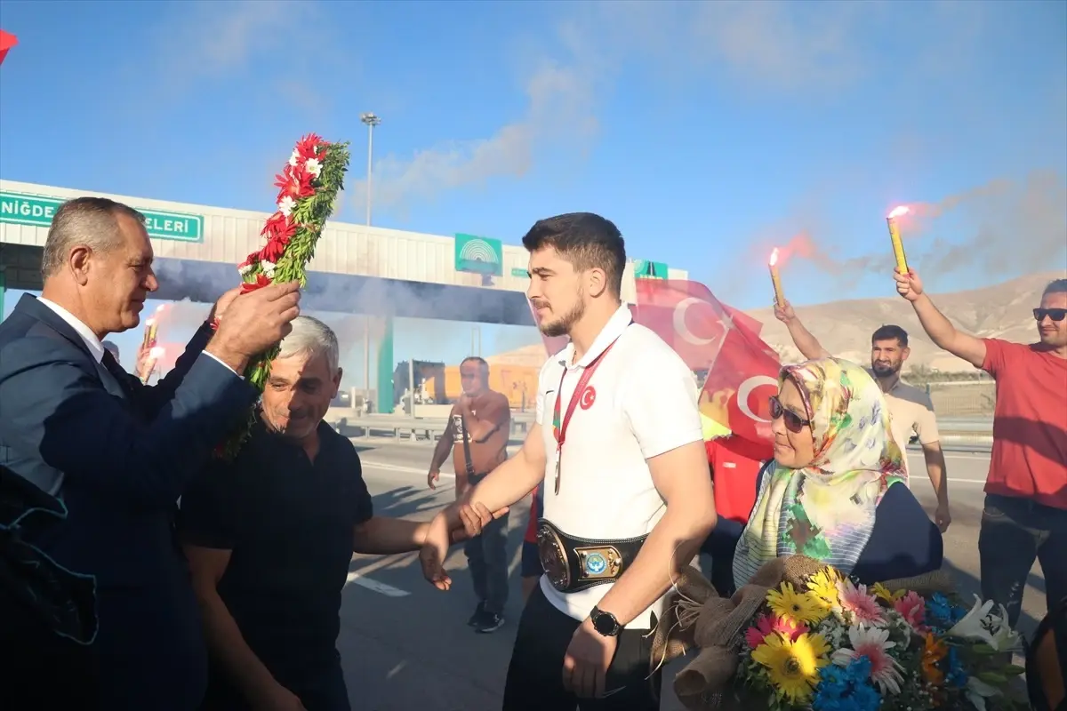 Dünya şampiyonu işitme engelli milli güreşçi Ahmet Talha Kacur, Niğde\'de coşkuyla karşılandı