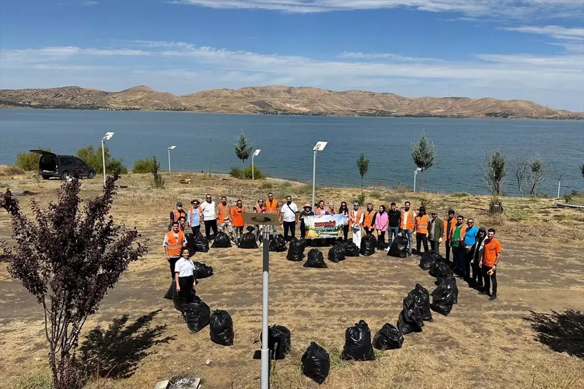 Elazığ\'da Gönüllü Gençler Hazar Gölü Kıyısında Çevre Temizliği Yaptı