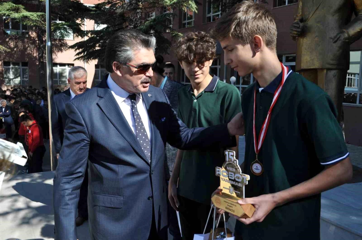 Eskişehir Atatürk Mesleki ve Teknik Anadolu Lisesi\'nde Robotik Kol Kategorisi\'nde Dünya Birincisi ve İkincisi Öğrencilere Ödülleri Takdim Edildi